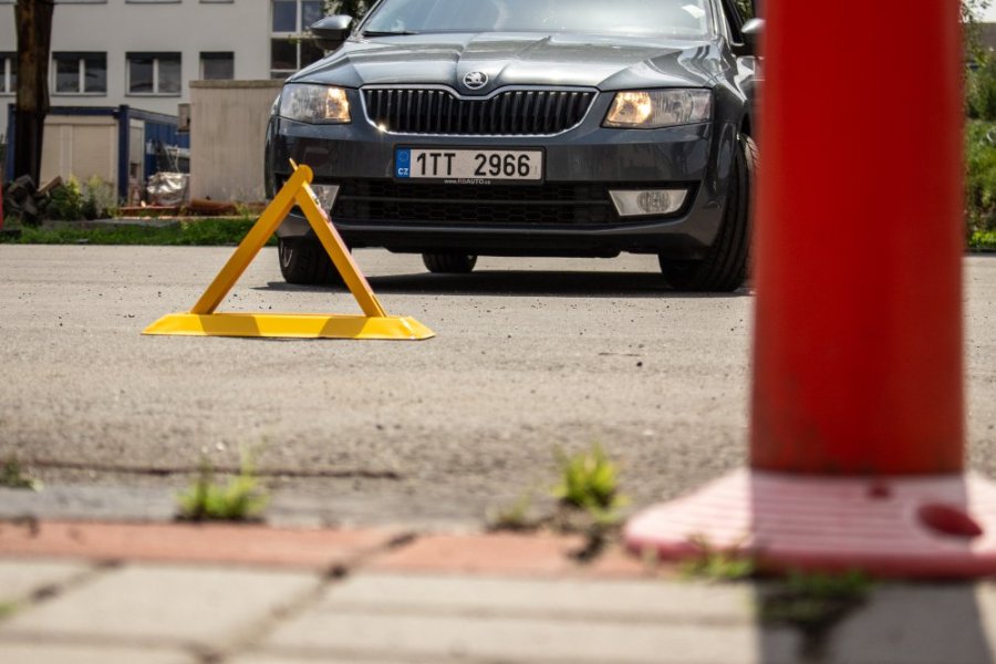 Sklopná parkovacia zábrana Signus YH2054