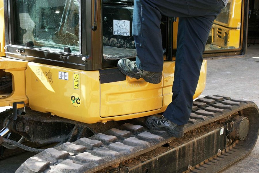 Vysoce abrazivní protiskluzová páska PERMAFIX ALU  Heskins