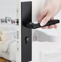 Dětská pojistka na kliku od dveří