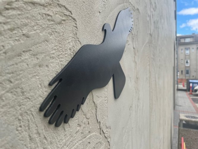 Plastová silueta dravce k ochraně fasády před narážením ptáků Traiva PSD - BW