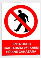 Jízda osob nákladním výtahem přísně zakázána