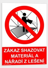 Zákaz shazovat materiál a nářadí z lešení