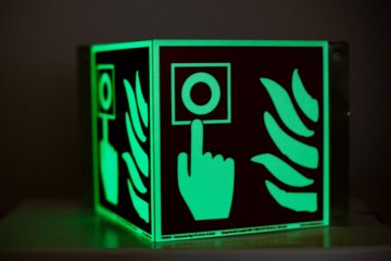 Fotoluminiscenčné tabuľky pre požiarne značenie