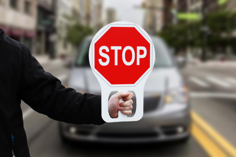 Zastavovací dopravní značka STOP - PŘIKÁZANÝ SMĚR VPRAVO