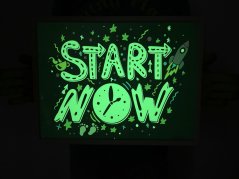 Obrázek svítící ve tmě - Motiv START NOW
