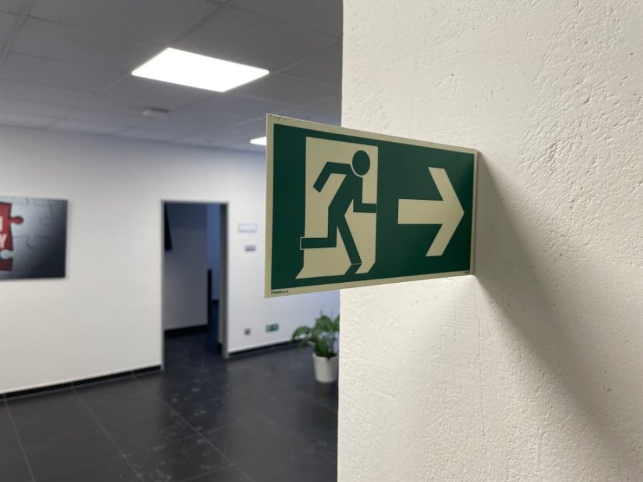 Držáky pro prostorové únikové značení