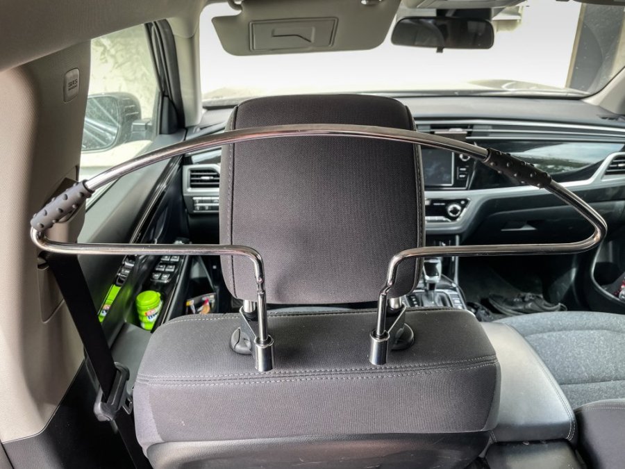 FILSON metal hanger with non-slip surface for the car