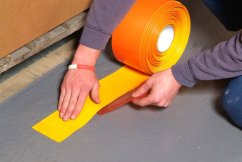 Žlutočerná Páska PERMASTRIPE RX - PVC extra odolný pás, 50 mm x 30 m