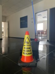 Nástavec na dopravní kužel z PVC banneru s bezpečnostním symbolem a textem